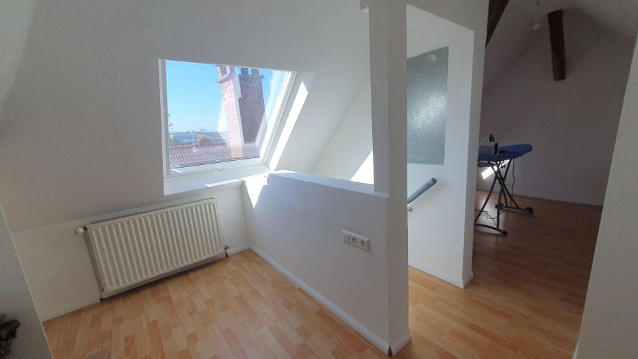 Charmante 2,5-Zimmer-Wohnung in zentraler Lage von Friedrichshafen – Dachspitz