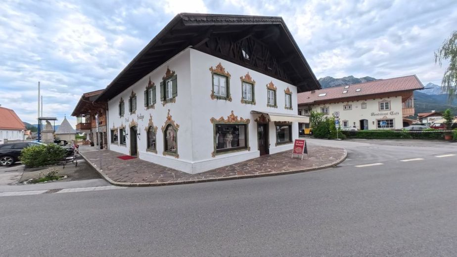 Drei Gewerbeeinheiten am Dorfplatz - einzeln oder gemeinsam anmietbar – Außenansicht