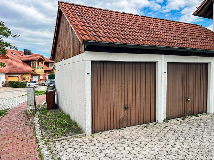 Garage mit Stellplatz