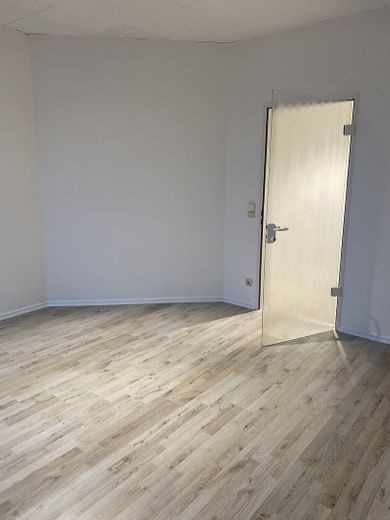 3-кімнатна квартира з вбудованою кухнею, ванною, великим балконом – Schlafzimmer 2