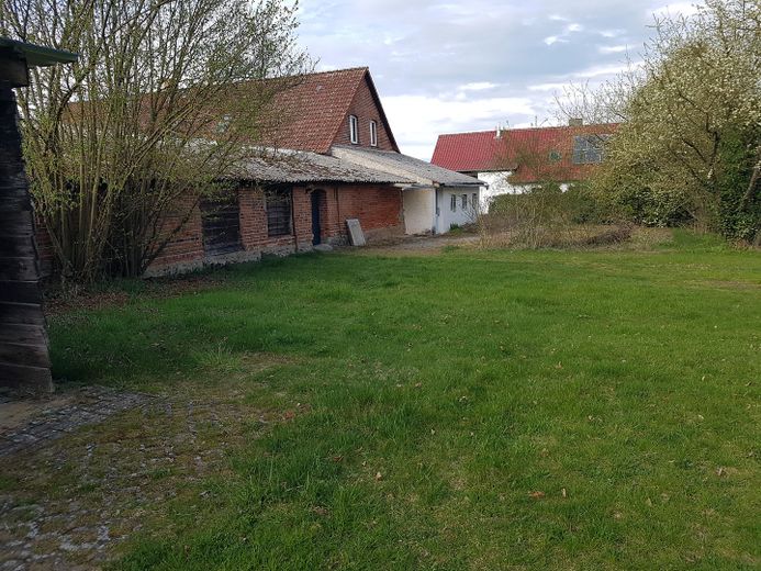 Agréable maison bifamiliale avec un vaste terrain et une cour fermée dans un cadre idyllique – Garten