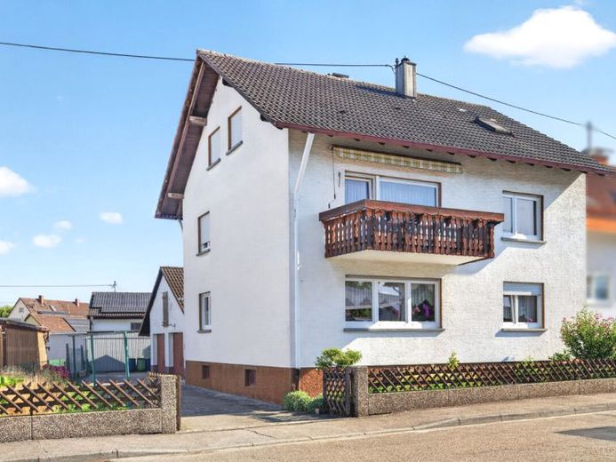 2-Familienhaus mit Charme, gepflegter Substanz, neuer Haustechnik, vielfältigen Nutzungsmöglichkeiten! – Fotoğraf 1