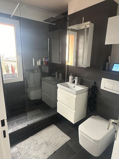 Direct beschikbaar in City-West: appartement met uitzicht op de skyline + ondergrondse parkeergarage – Badezimmer