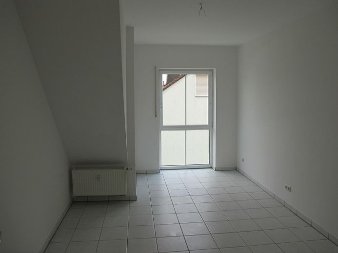 helle moderne DG 4 Zi im Ort Hirschaid auch Eigennutzung, Hobbykeller, 2 Bakone, Garage – grosses Schlafzimmer bodentief