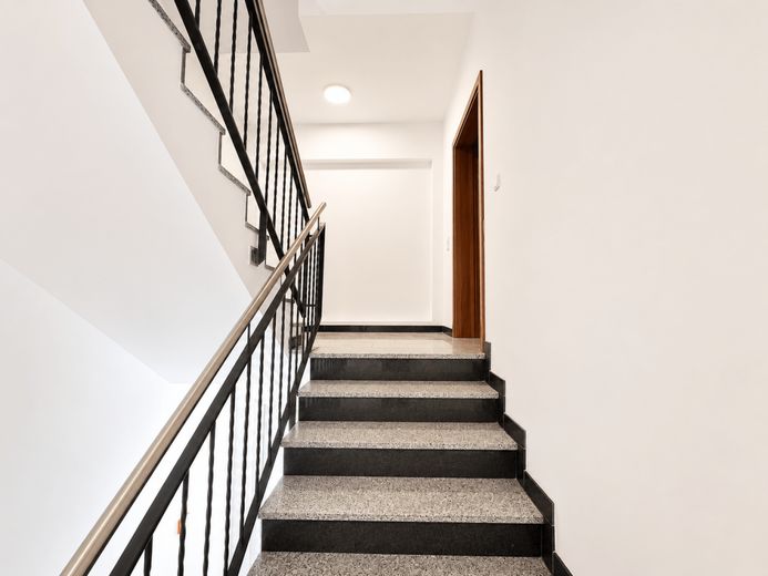 Nowoczesna powierzchnia biurowa / gabinetowa o powierzchni 91 m², 4 pokoje z kuchnią i łazienką w Glinde – Treppenhaus