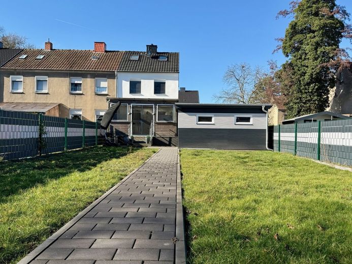 Bönen: Kernsaniertes Zechen-Eckhaus mit großem Garten und riesigem Carport! – Rückansicht