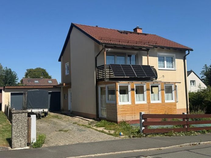 Attraktives Einfamilienhaus in Rehau | ca. 174 m² Wfl./Nfl. | Grst. 820 m² | Doppelgarage | Balkon – फोटो 1