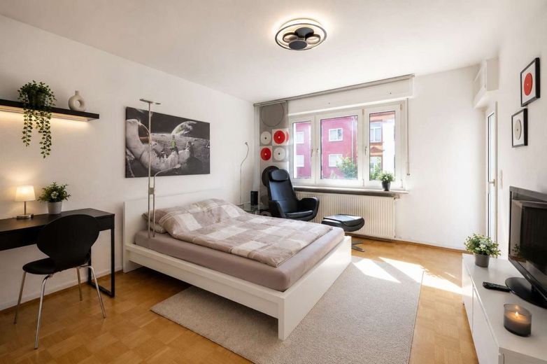 Charmantes Apartment mit Sonnenbalkon im Frankfurter Nordend – Wohn- und Schlafzimmer (2)
