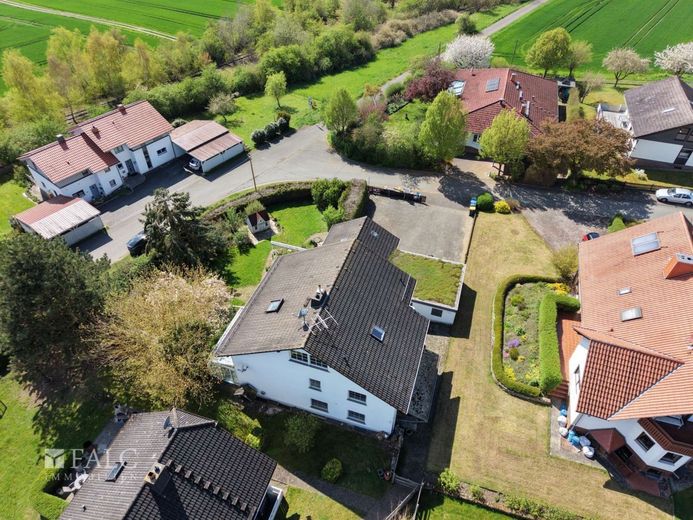 +++Großes Einfamilienhaus mit Option für Vermietung, Praxis- oder Büroräume und schönem Garten+++ – Drohnenbild von hinten