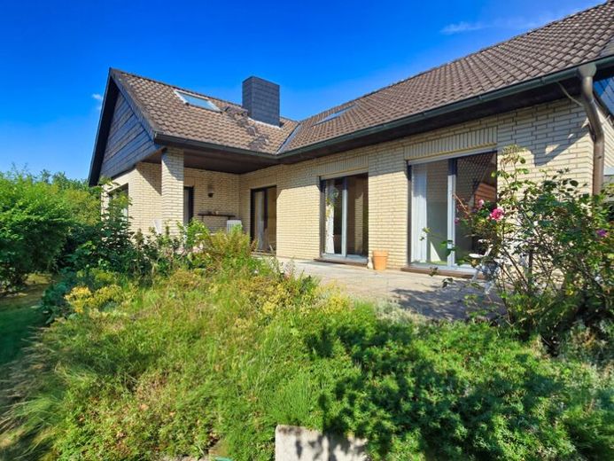 Gepflegtes Einfamilienhaus: ca.189 m² Wohnfläche mit Fußbodenheizung, Terrasse, Balkon und Garage! – Foto 1