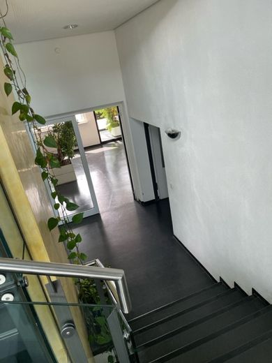 günstiger Büroraum in Gemeinschaftsbüro im Industriegebiet Leonberg an der Autobahn – Treppenhaus