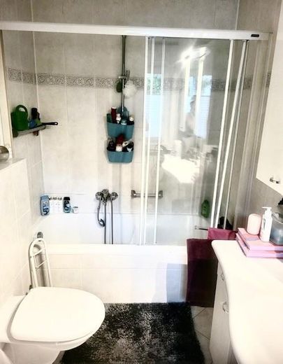 Badezimmer m. Wanne u. Fenster