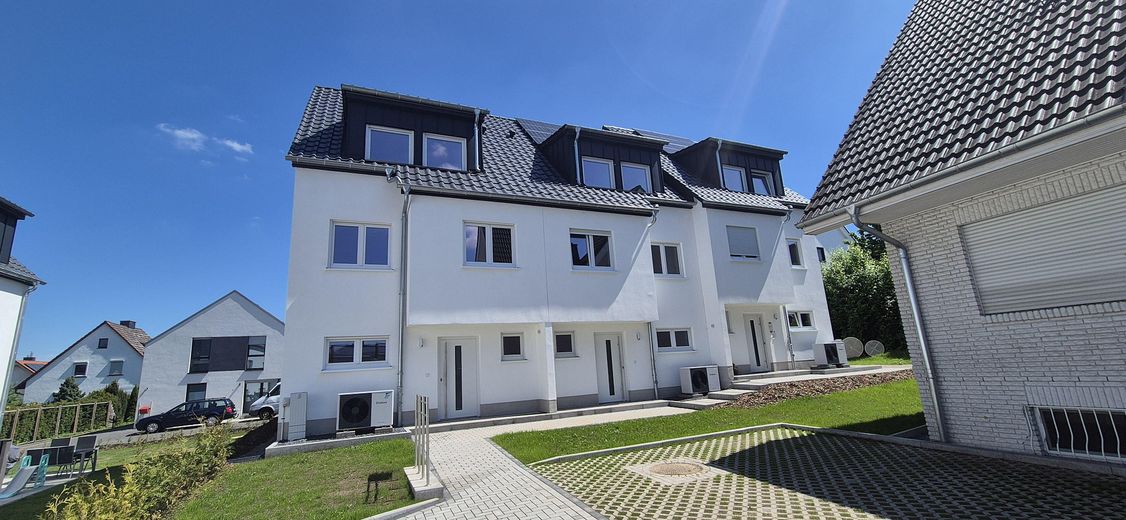 Neubau-Reihenhaus mit Terrasse 140 m² Familienhaus mit sehr niedrigen Energiekosten (EH-40 + PV) – Eingang
