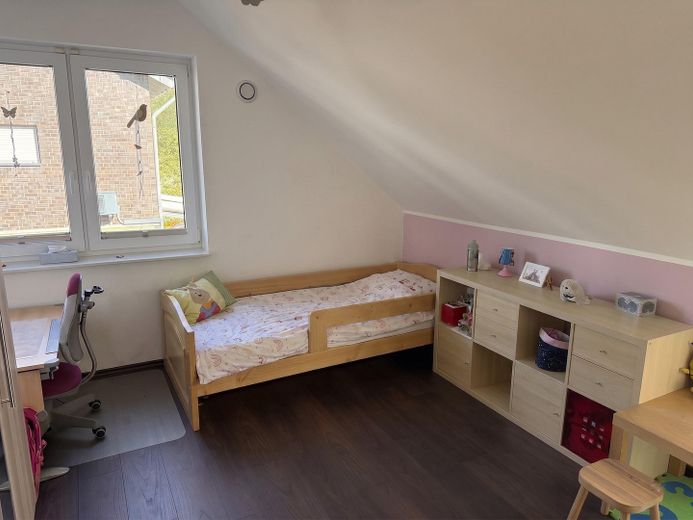 Modernes Massivhaus in ruhiger Neubausiedlung: Südausrichtung, Terrassendach, Sauna & 9m-Garage – Großer Schlafraum links OG 1