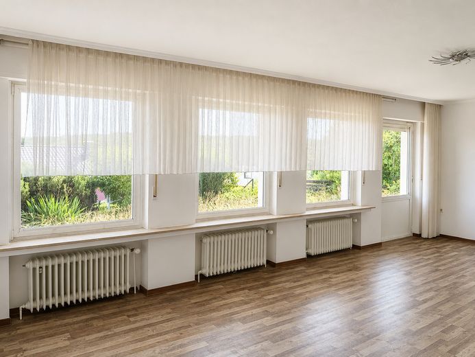 ZWEIFAMILIENHAUS | ZWEI WOHNUNGEN | ZWEI GÄRTEN | HAUS MIT PANORAMA-BLICK – Wohnzimmer unten