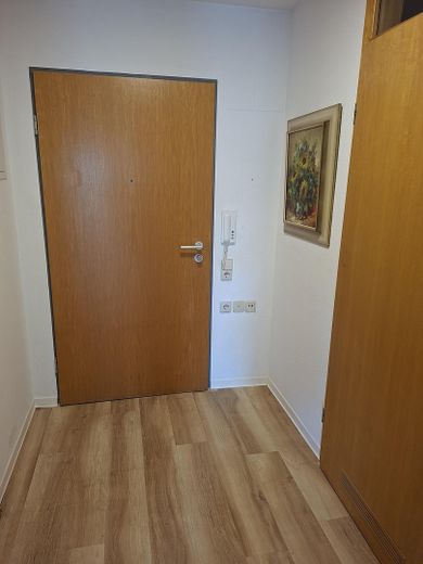 ¡Encantador apartamento pequeño en vivienda tutelada: sin comisión y listo para ocupar! – Flur / Wohnungstür