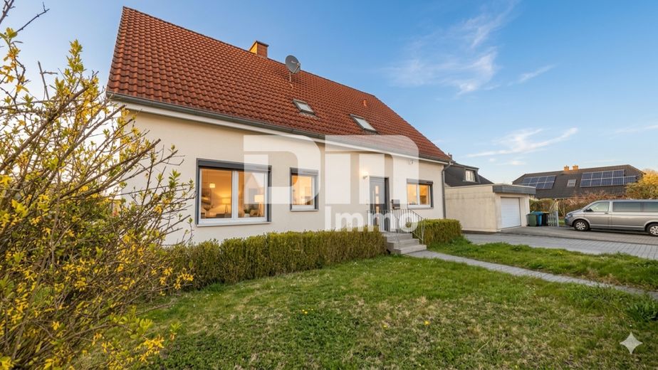 Charmantes Ein- bis Zweifamilienhaus mit großem Garten in begehrter Lage – Vorgartenbereich