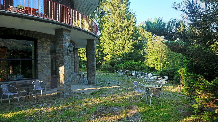 Terrasse vor dem Rundbau