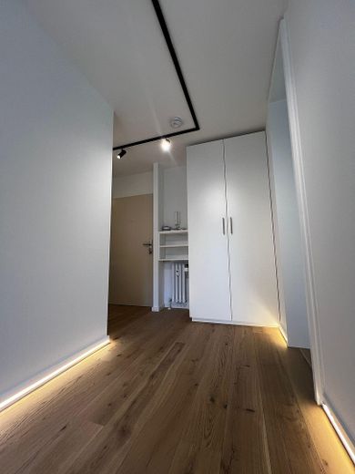 2-3-Zimmer Premium‑Apartment am Olympiapark – Erstbezug nach Vollsanierung mit flexiblem Grundriss – Eingang mit Möbeln