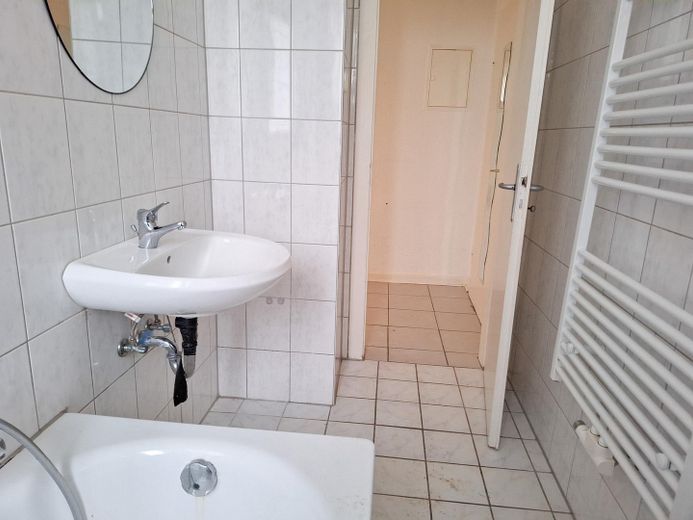 Sanierte 3,5 Zimmer-KDB Wohnung (ca. 70 qm) mit Einbauküche und Balkon / Holsterhausen – Badezimmer