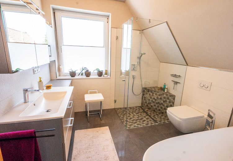 frisch renoviertes Badezimmer