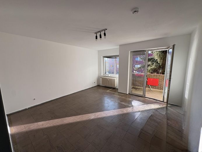 Ruhige 2-Zi.-Wohnung mit Balkon und Garten in Lichterfelde – sanierungsbedürftig – Zimmer 1