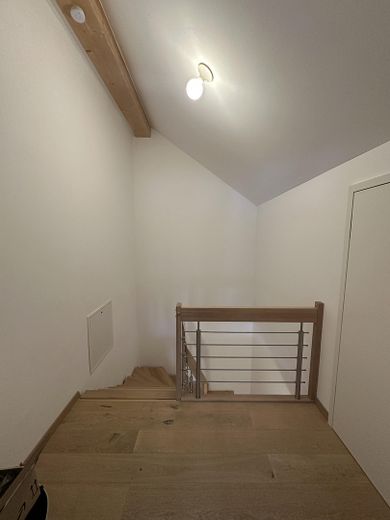 Near Simmerleinplatz: As-new, bright XXL semi-detached house, upscale features, KFW70 standard, with fitted kitchen – DG Treppenhaus