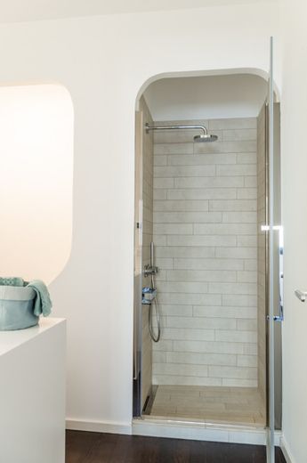Luxuriöses Apartment an der Spree mit großer Sonnen-Dachterrasse – Bad mit Designer-Dusche