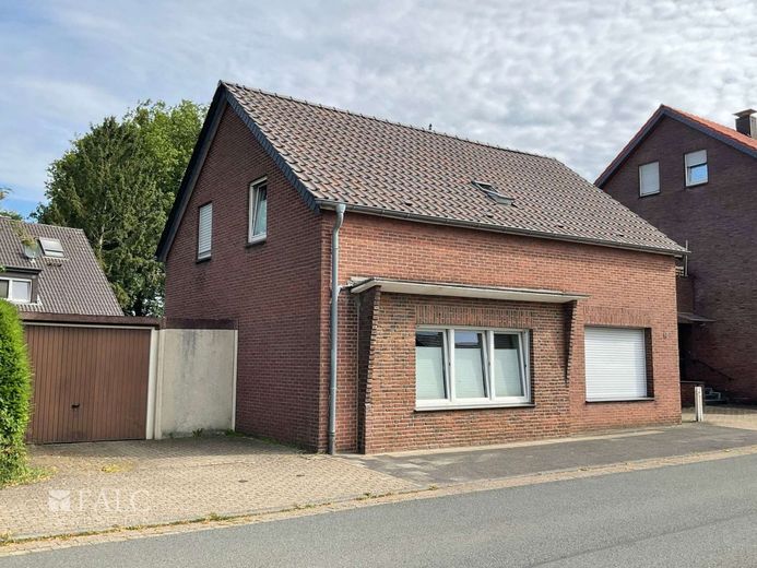 Einfamilienhaus sucht Handwerkerleistung – Außenansicht