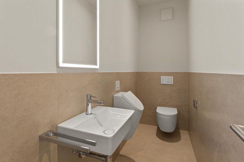 4-Zimmer-Wohnung mit hochwertiger Einbauküche und großem Balkon zu vermieten! – Gäste-WC