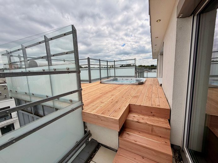 Limburg şehir merkezinde lüks penthouse – 196 m², katedral manzarası, whirlpool ve Gaggenau mutfak – Aufgang Holzdeck u. Jacuzzi
