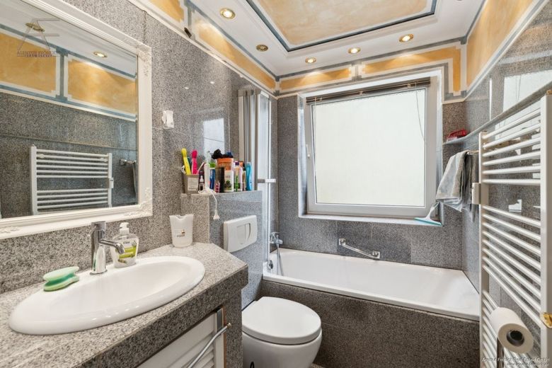 Wohnen, wo andere Urlaub machen - hochwertig renovierte 3-Zimmer-Wohnung nahe Schliersee – Bad_01