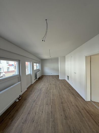 Erdgeschosswohnung - neu saniert! – Küche und Zimmer