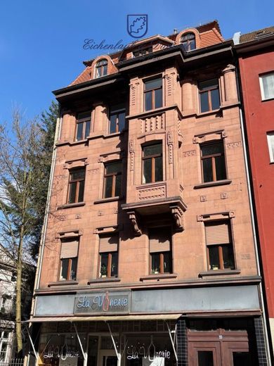 Gepflegte 4-ZKB Altbauwohnung mit Balkon im Regierungsviertel – Gebäude