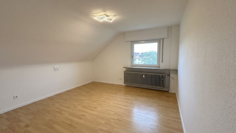Świeżo wyremontowane & ciepło sieciowe: 2-pokojowe mieszkanie na poddaszu z balkonem południowym i widokiem na pola w Brühl-Rohrhof – Schlafzimmer