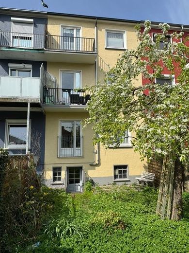 Kleines MFH mit drei Wohnungen und Garten - Bremen-Osterfeuerberg – Gebäuderückseite