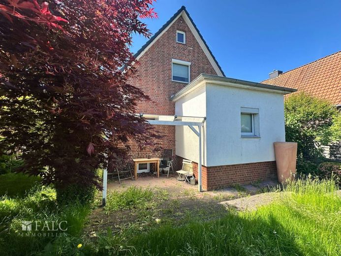 Charmantes Einfamilienhaus mit schönem Ambiente in Grünendeich – Blick vom Garten