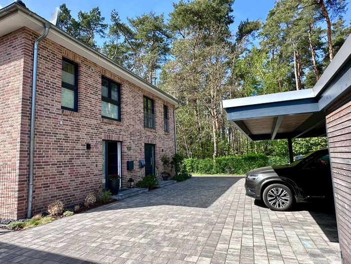 Energieeffizienzklasse A+: Exklusive DHH in bester Lage von Duvenstedt – Provisionsfrei – Einfahrt mit Carport