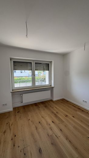 Komplett saniert: 3 Zimmer, Echtholzparkett, großer Balkon, Wärmempumpe – provisionsfrei – Schlafzimmer / Homeoffice