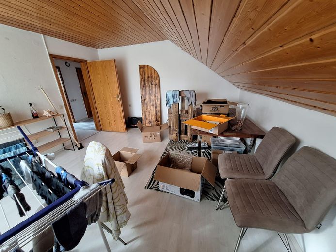 Gemütliche Dachgeschosswohnung 4 Zimmer mit Einbauküche in ruhiger Wohngegend – Zimmer 2 mit Balkonzugang