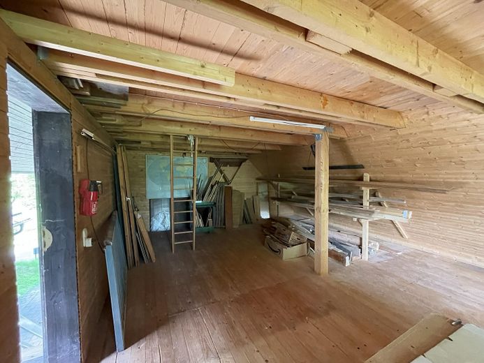 Ökologisch gebautes Holzhaus u. Nebengebäude – Holzwerkstatt über der Garage
