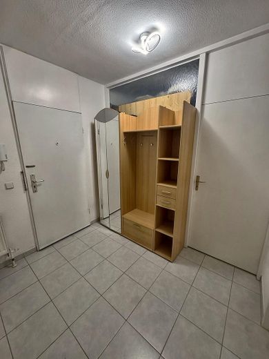 Yeni yenilenmiş 3 odalı kat mülkiyetli daire, 75 m², 7. kat, balkonlu, tamamen mobilyalı, 145.950 € – Flur mit Einbauschrank