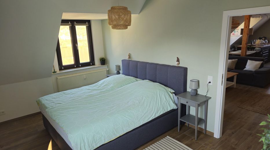 Schlafzimmer mit Mainblick