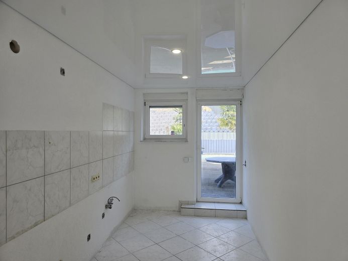 Küche ETW 4 mit Tür Terrasse