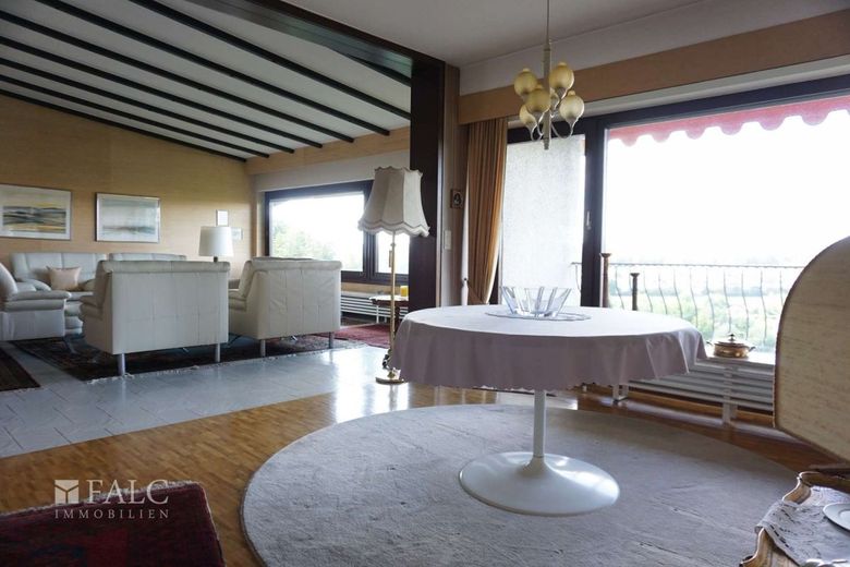 Freistehende Villa auf großem Grundstück in Buchen – hell und lichtdurchflutet
