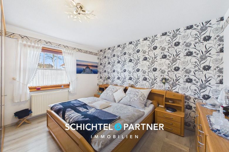 Quelkhorn | Traumhaftes 3-Parteien-Haus auf schönem Grundstück – S&amp;P | Schlafzimmer