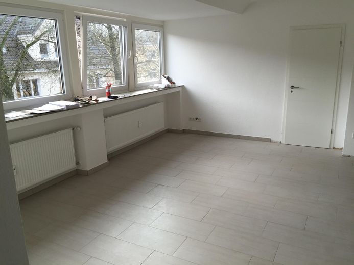 Essen Moltkeviertel / Apartamento de 2 hab. con cocina, pasillo y baño, completamente renovado – Wohnraum