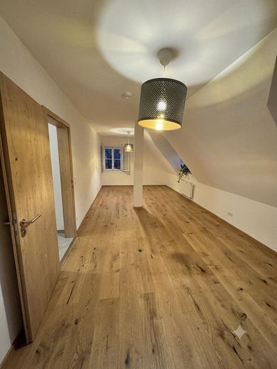 Moderne 3 Raumwohnung in einem kernsanierten Ensemble in ruhiger Lage am Marienbergpark – Wohnzimmer