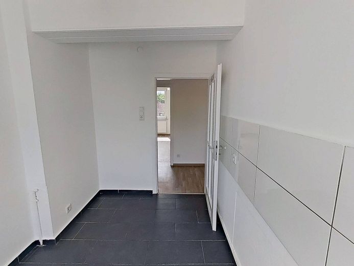 Appartement moderne de 3 pièces avec salle de bains éclairée par la lumière du jour à Bielefeld-Mitte – Ansicht II: Küche