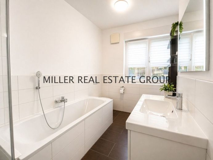 Moderne 4-Zimmer-Erdgeschosswohnung mit Privatgarten, Terrasse &amp; zwei Tiefgaragenstellplätzen! – Badezimmer